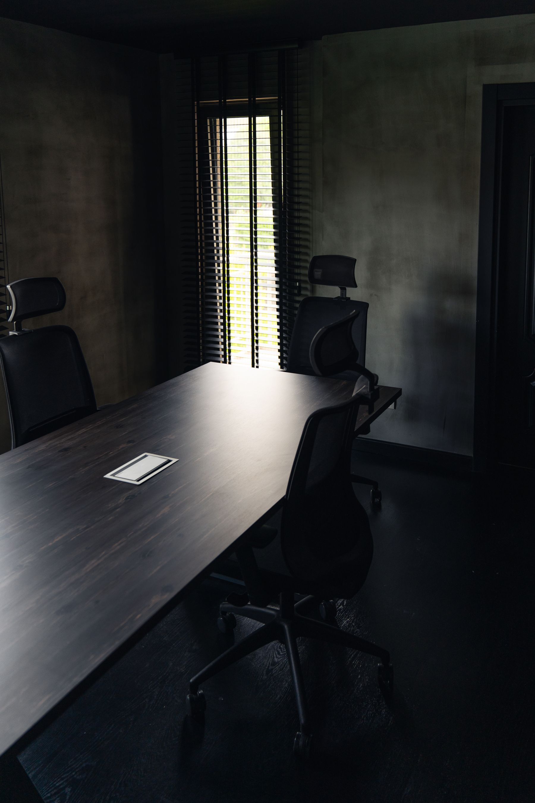 Sala de reunião contemporânea vazia, usada apenas como referência visual